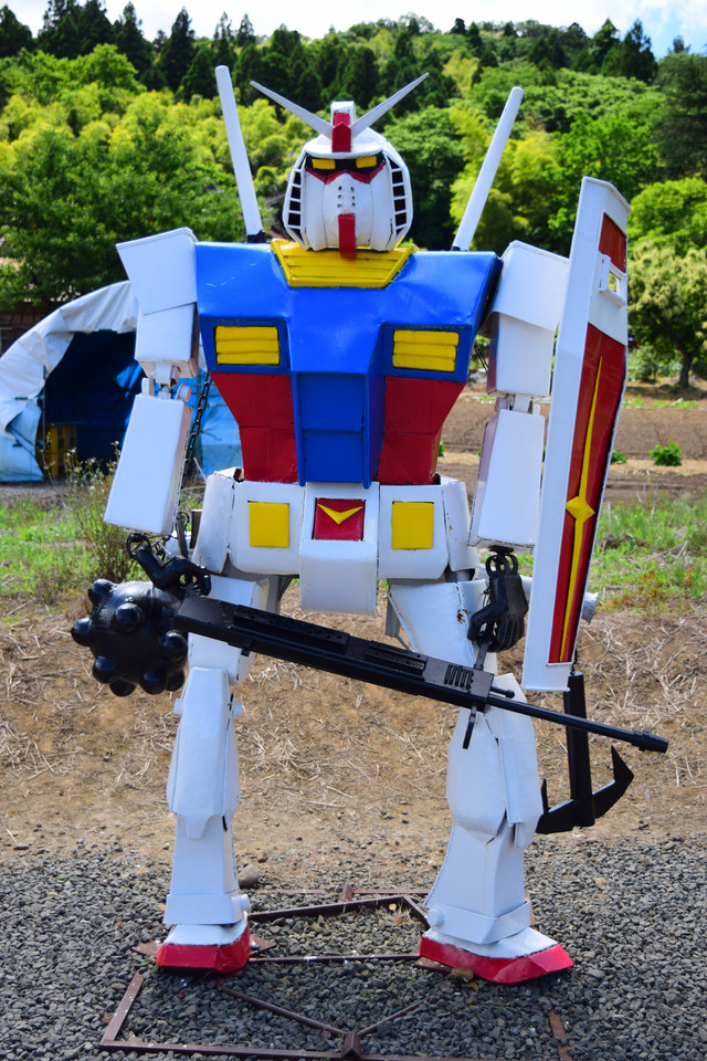 A photograph of the newly re-armed and upgraded Hetare Gundam statue in Fukushima, provided by Twitter user @shikishinobu.